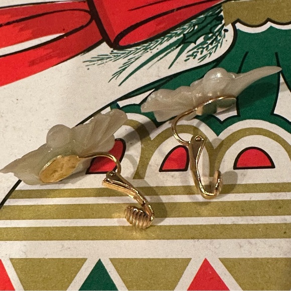 Vintage Faux Pearl Celluloid Molded Flower Clip Earrings Rhinestone Bridgerton - Picture 5 of 6